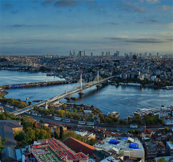 Vista panorámica del Bósforo durante un free tour por Estambul, explorando los lugares más emblemáticos de la ciudad como Santa Sofía y la Mezquita Azul.